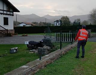 Zugarramurdiko motor gidari bat istripuan hil da gaur goizaldean Urdazubin