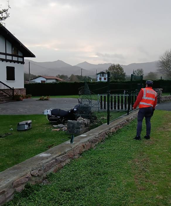 Zugarramurdiko motor gidari bat istripuan hil da gaur goizaldean Urdazubin