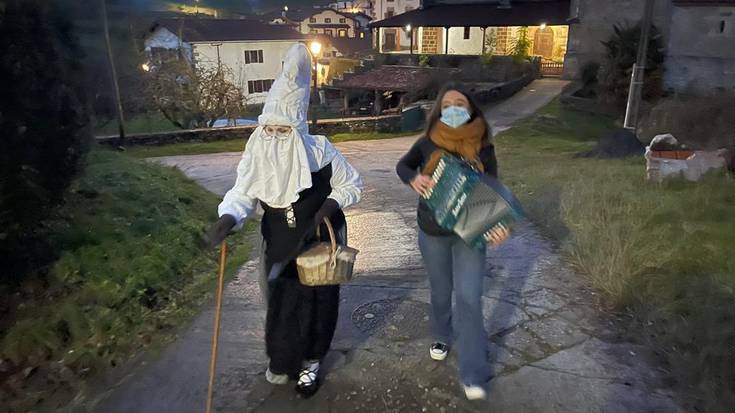 Zubietan ibili da Mari Domingi etxez etxe