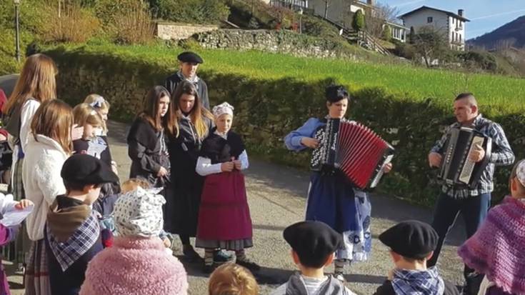 Abenduaren 24an kantu eskean aterako dira Aresoko herritarrak