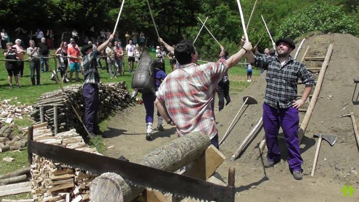 «Gure herria ikazkintzari lotua dago eta ondare hori bizirik mantendu nahi dugu»