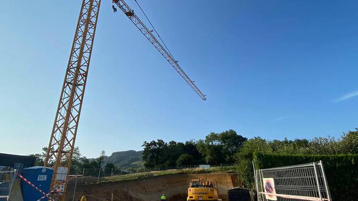 Babes ofizialeko zortzi etxebizitza eraikitzen hasiak dira Berako Kaxernagainean