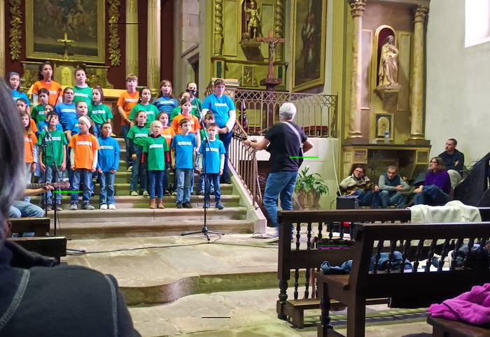 400 lagun bildu dira Sarako elizan Haurrock eta Xiberotarrak taldeen kontzertua aditzera