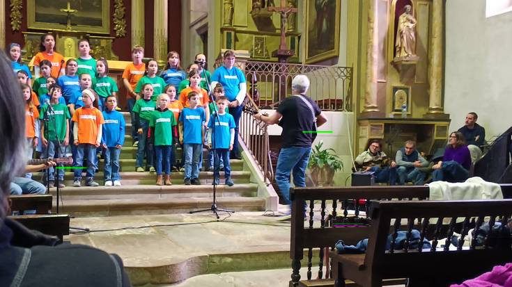 400 lagun bildu dira Sarako elizan Haurrock eta Xiberotarrak taldeen kontzertua aditzera