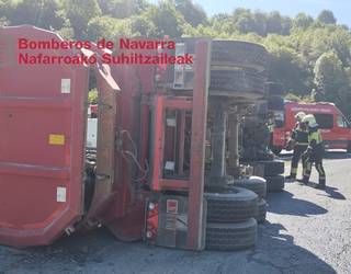 Almandoz parean kamioi bat irauli da eta txoferrak zauri arinak ditu