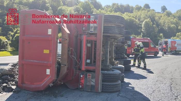 Almandoz parean kamioi bat irauli da eta txoferrak zauri arinak ditu