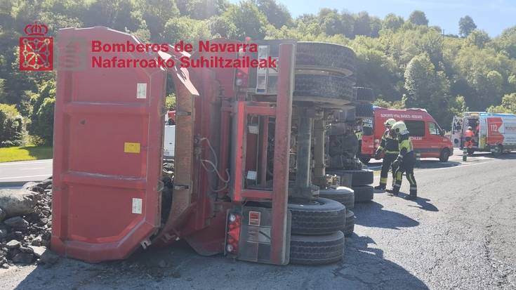 Almandoz parean kamioi bat irauli da eta txoferrak zauri arinak ditu