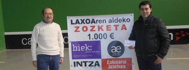 Laxoaren aldeko mila euroak banatu ditu Laxoa Elkarteak