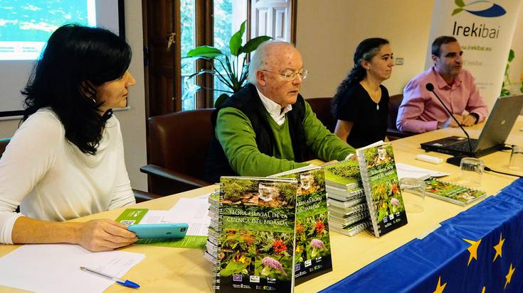 Bidasoaren Arroko Ibai-Landaredia liburua aurkeztu dute Bertizen