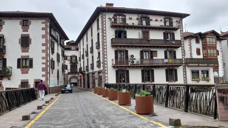 Muniartea zubiko harriak loreontziekin ordezkatzea erabaki du Elizondoko Herriak