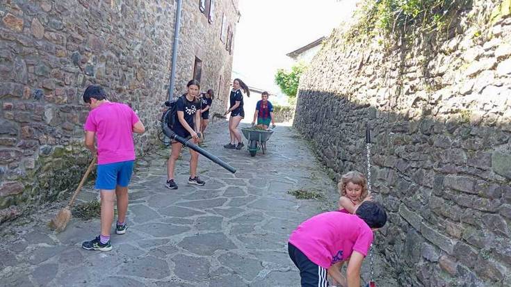 Anizko haur eta gaztettoek herriko karrikak garbitu dituzte auzolanean