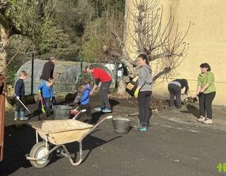 [ARGAZKIAK] Auzolanean garbitu dute Goizuetako eskolako patioa