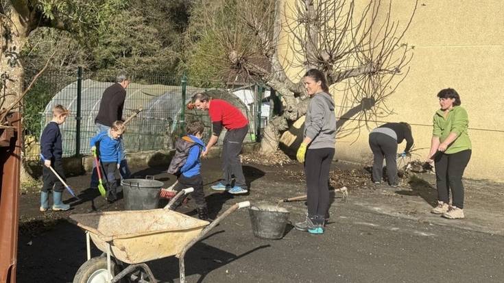 [ARGAZKIAK] Auzolanean garbitu dute Goizuetako eskolako patioa