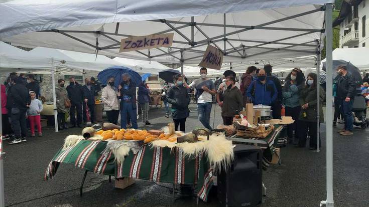 Habelarte elkartearen aurkezpenarekin batera Araitzen hasi dute Mendialdeko azoka ibiltarien bigarren denboraldia