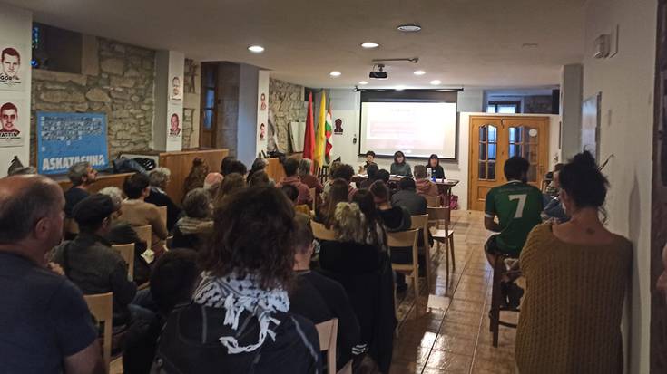 Jende aunitz bildu da Beran torturari buruzko solasaldian