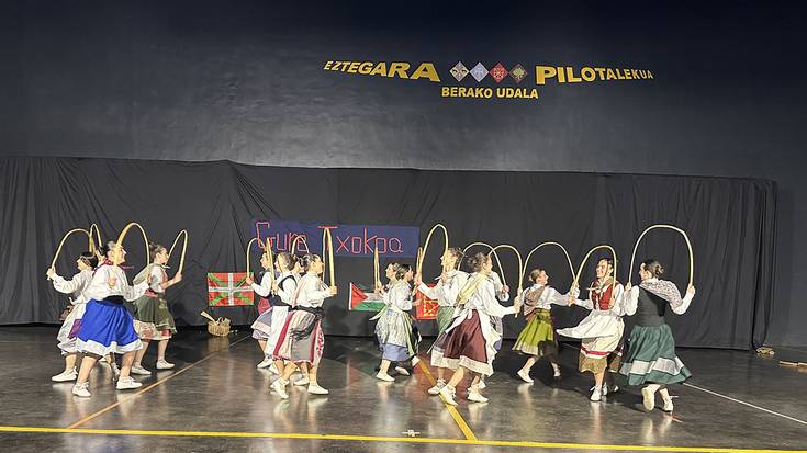 [ARGAZKIAK] Dantza jaialdi ederra Berako Lurraren Egunaren bezperan