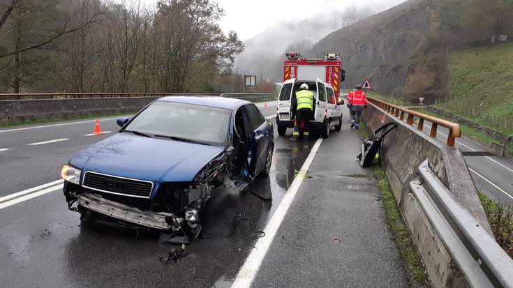Istripua Zozaia parean auto baten eta kamioi baten artean