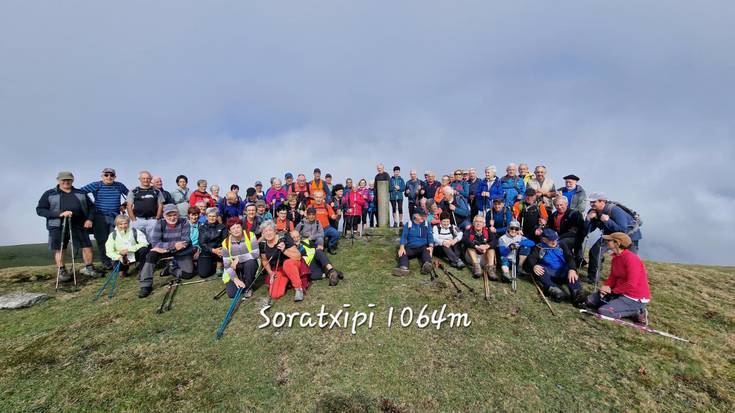 [BIDEOA] Basaburu Ttikiko mendietan ibili dira Arkupeak elkarteko mendizaleak