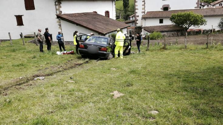 Urdazubin bi pertsona zaurituta auto bat bidetik atera, belai bat gurutzatu eta talka egin ondotik