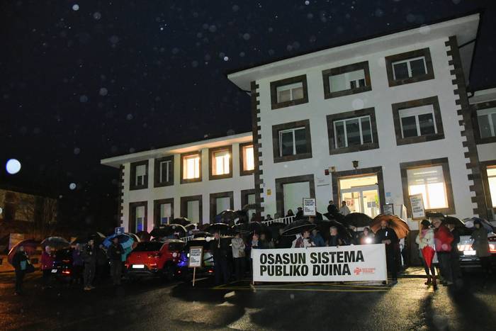 «Osasun sistema publiko duinaren alde» borrokan segitzeko elkarretaratzea egin dute Elizondon