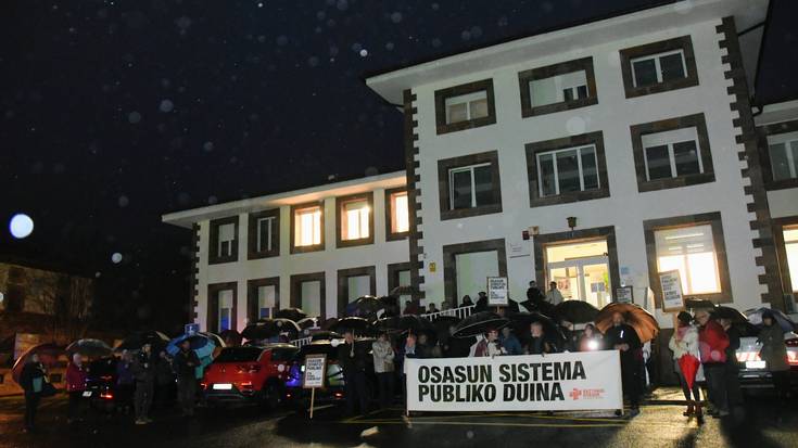«Osasun sistema publiko duinaren alde» borrokan segitzeko elkarretaratzea egin dute Elizondon