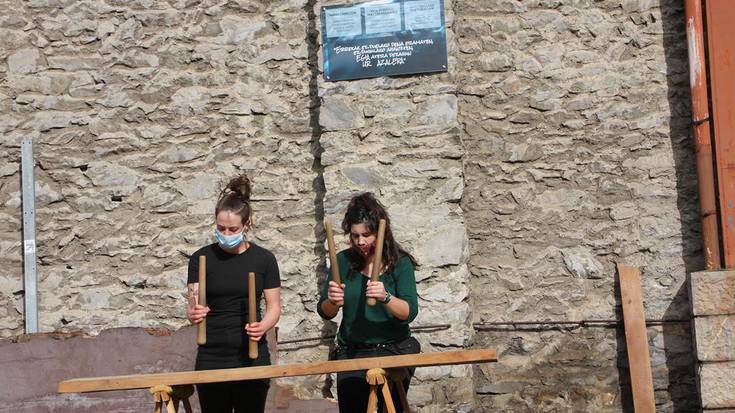 Torturaren biktimak gogoan izan dituzte Lesakan ‘Egia, ur azalera’ ekitaldi hunkigarrian