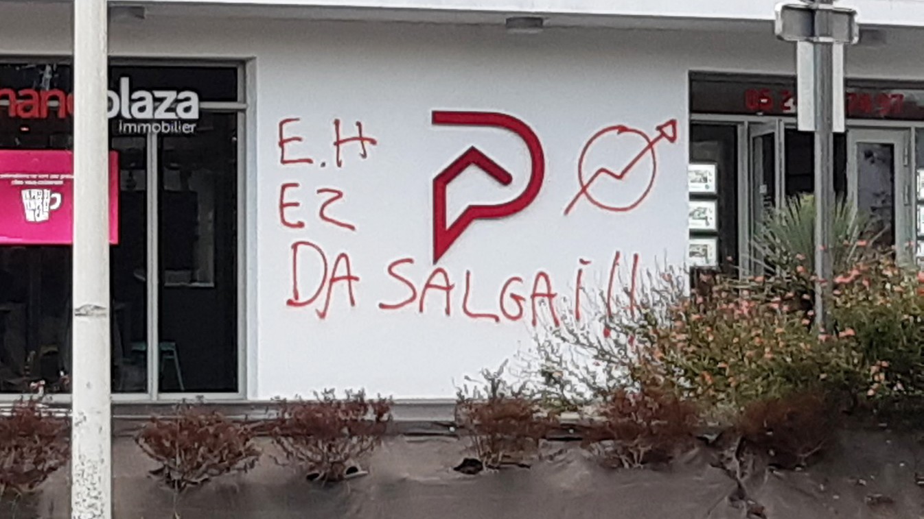 Lau gazte atxilotu dituzte Senperen herriko hainbat higiezinen agentzietan tindaketak egitea leporatuta