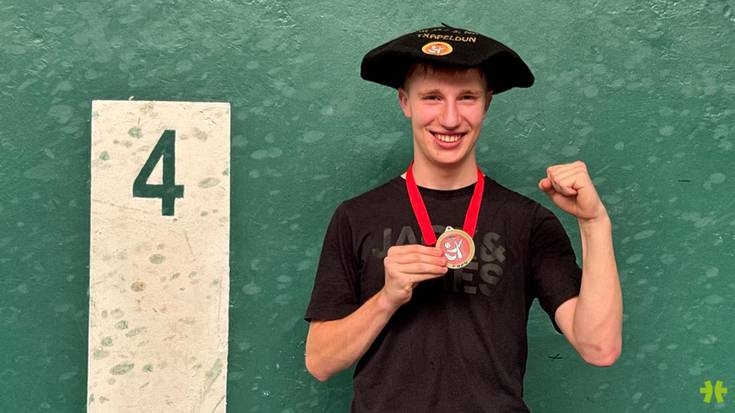 Anartz Lujanbio Narbarte goizuetarra garaile Nafarroako Kirol Jokoetako paleta goma txapelketan