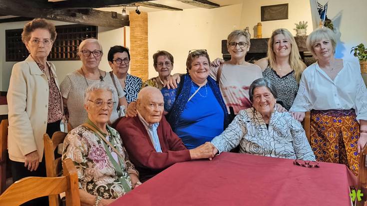 [ARGAZKIAK] Ramoni Ordokiri omenaldia egin diote jubilotekako lagunek Ezkurran