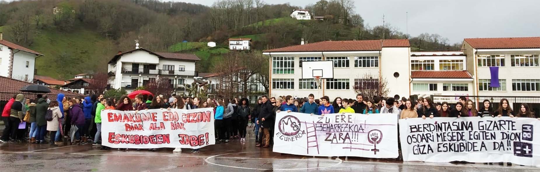 Emakumezkoen eskubideak aldarrikatuz, elkarretaratzea egin dute Toki Ona ikastetxekoek