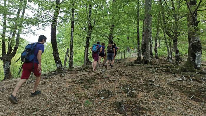 Mendi ibilbideak markatzeko auzolana eginen dute Etxalarren