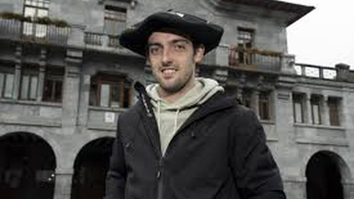 Nafarroako bertsolari txapeldunarekin elean