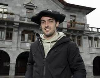 Nafarroako bertsolari txapeldunarekin elean