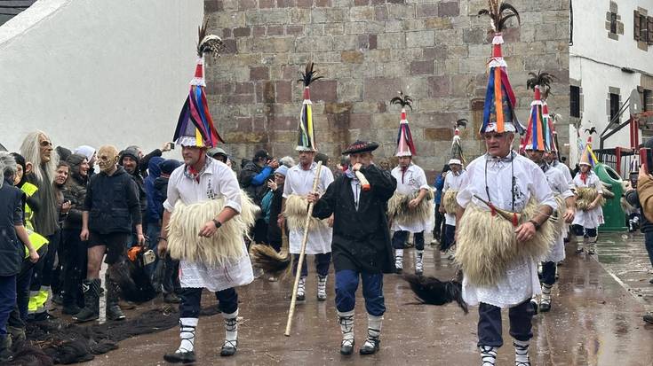 [ARGAZKIAK] Mozorroz eta joaldunez bete da Zubieta inauterietako asteartean