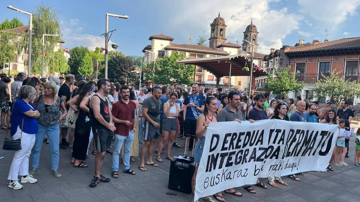 D ereduaren eta ikasleen integrazioaren defentsan elkarretaratze jendetsua egin dute Elizondon