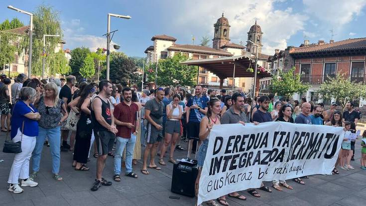 D ereduaren eta ikasleen integrazioaren defentsan elkarretaratze jendetsua egin dute Elizondon