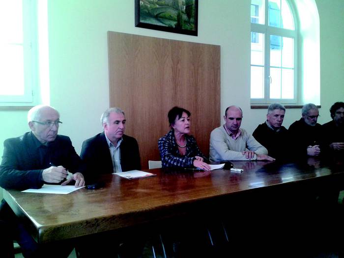 Batera plataformaren deiarekin bat egin du Auzapezen Biltzarrak  