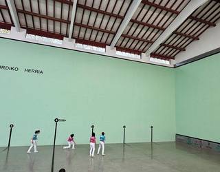 Zugarramurdiko frontoi berritua inauguratzeko Nafarroako irekiko lehen partida jokatu dute