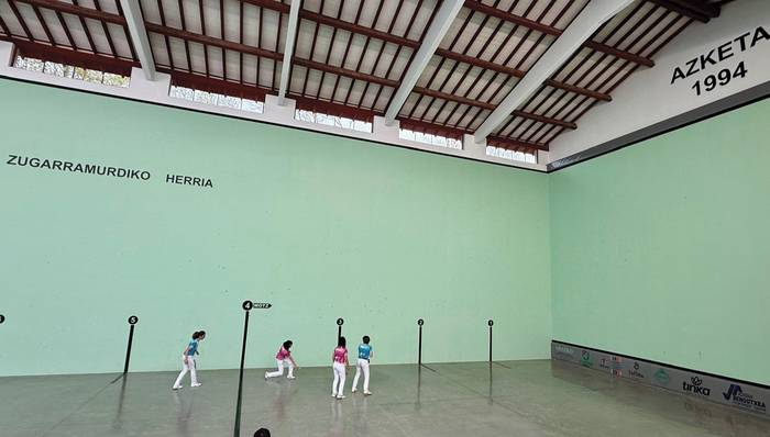 Zugarramurdiko frontoi berritua inauguratzeko Nafarroako irekiko lehen partida jokatu dute