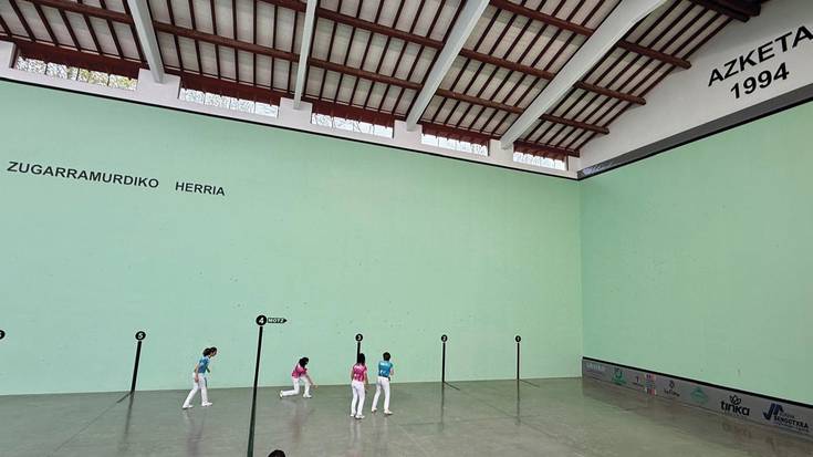 Zugarramurdiko frontoi berritua inauguratzeko Nafarroako irekiko lehen partida jokatu dute