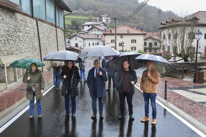 Almandozko karrika nagusian sareak berritzeko eta zolatzeko lanak egin berri ditu Baztango Udalak