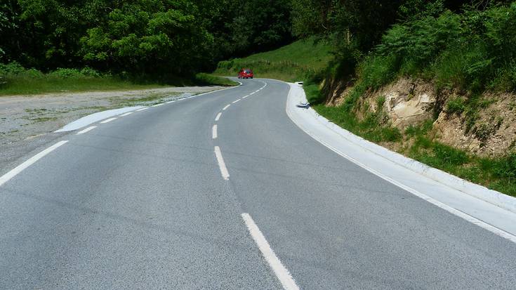 Beratik Lizuniagarako errepideko zatiak moldatu dituzte Errota eta Eraustea inguruan