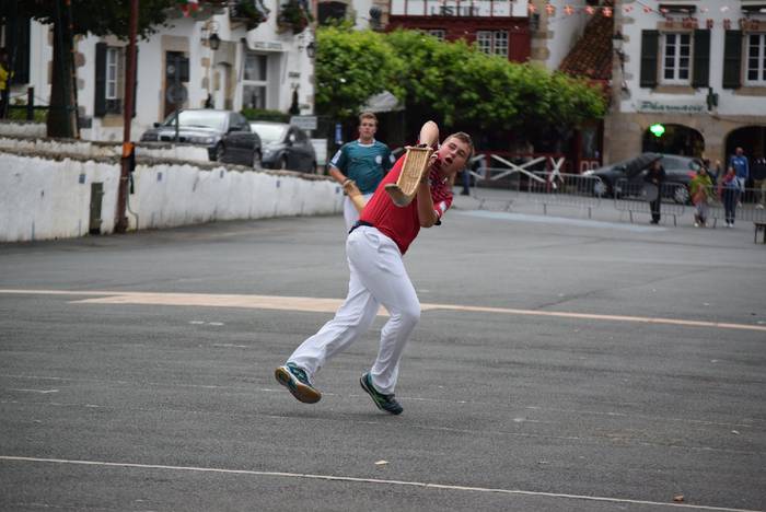 Sarako xistera joko garbi txapelketako finala jokatuko dute asteartean Sarako plazan