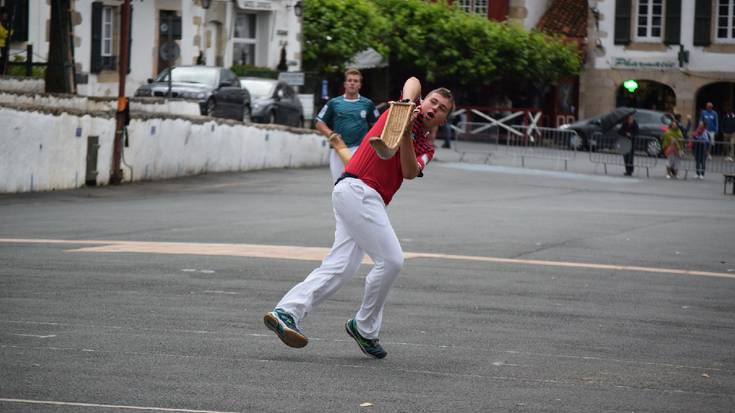 Sarako xistera joko garbi txapelketako finala jokatuko dute asteartean Sarako plazan