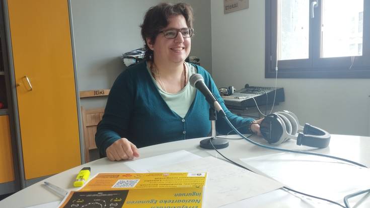 Kulturartekotasun teknikaria den Andrea Elia Jabatekin aritu gara Nazioarteko Errefuxiatuen Eguna ate joka dugun honetan