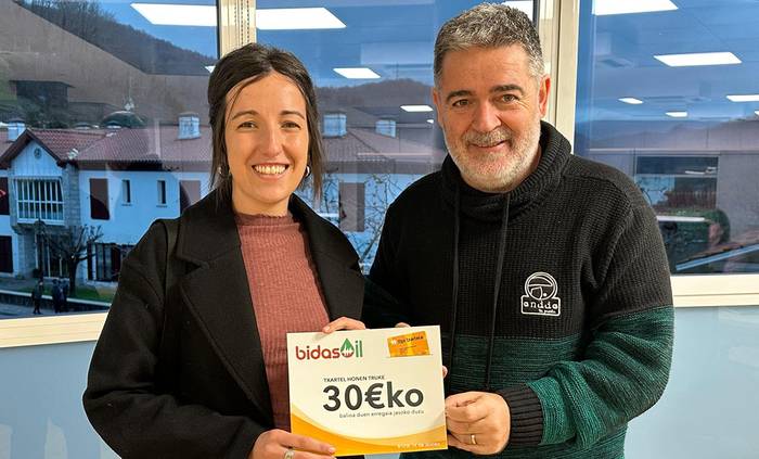Bidasoil gasolindegian 30€-ko opari txartela hartu du Jaione Ariztegi urroztarrak