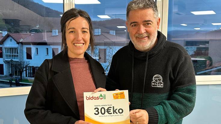 Bidasoil gasolindegian 30€-ko opari txartela hartu du Jaione Ariztegi urroztarrak