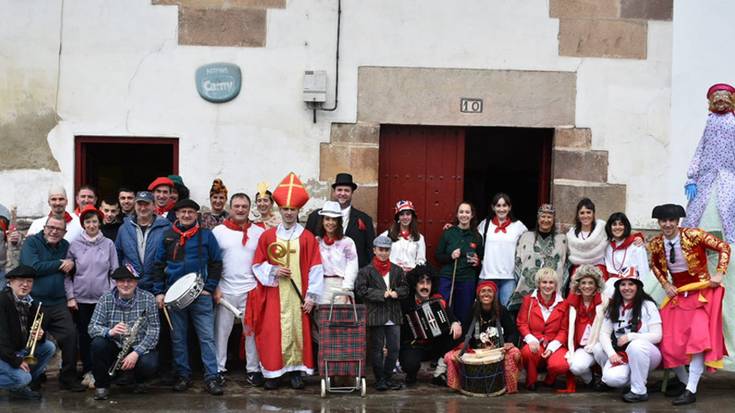 Aurtizko inauterietako astelehen goizari argazkia atera diogu