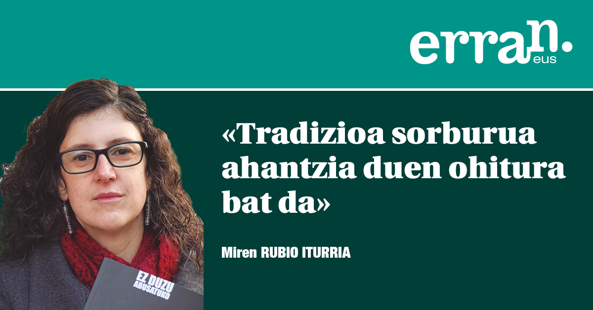 Zuri-gorriz jantzita