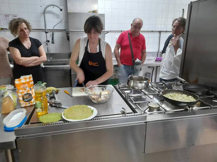 Belen Urrutiarekin plater goxoak egiten ikasten eta dastatzen hasiak dira Lesakan